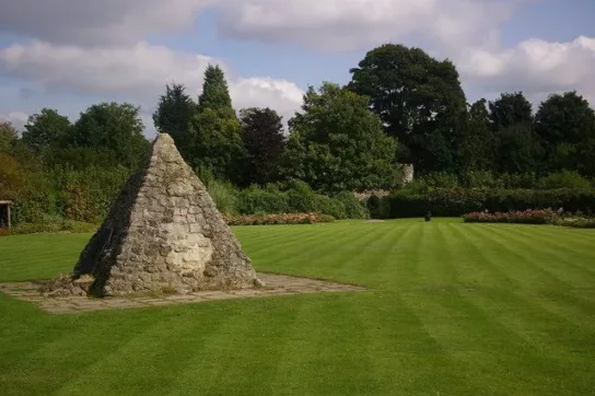 Upper entrance to Barons Cave, Reigate